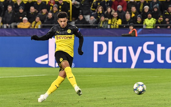 Anglický útoník Dortmundu Jadon Sancho stílí gól Slavii v domácím zápase...