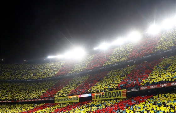 Stadion Camp Nou pi nástupu fotbalist Barcelony a Realu Madrid ped 179. El...