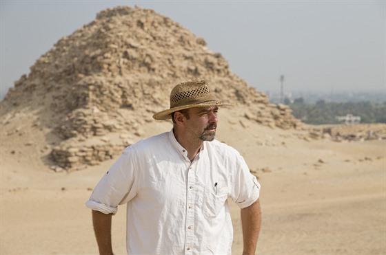 Egyptolog Jaromír Krejí ped pyramidou panovníka 5. dynastie Sahurea v Abúsíru.