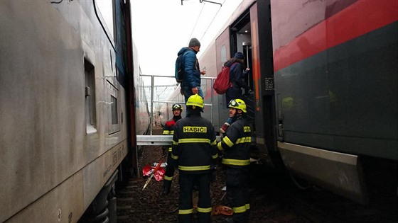 Drážní hasiči evakuovali v Zámrsku cestující z bratislavského expresu pomocí...