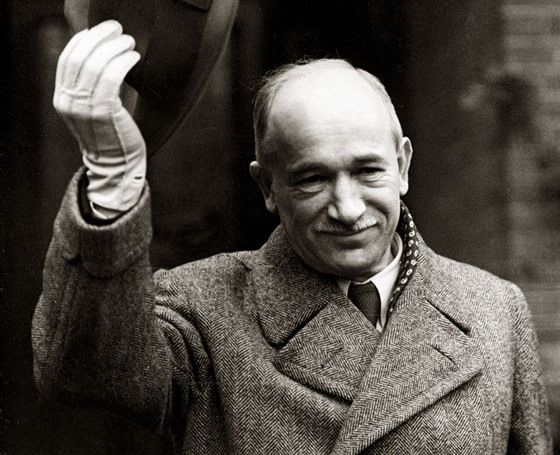 Edvard Bene� krátce po p�íletu z Londýna (30. �íjna 1938)