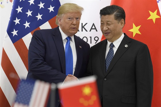 Americký prezident Donald Trump a jeho čínský protějšek Si Ťin-pching během...