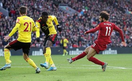 Liverpoolský Mohamed Salah střílí mezi obránci Watfordu. Byl z toho první gól...