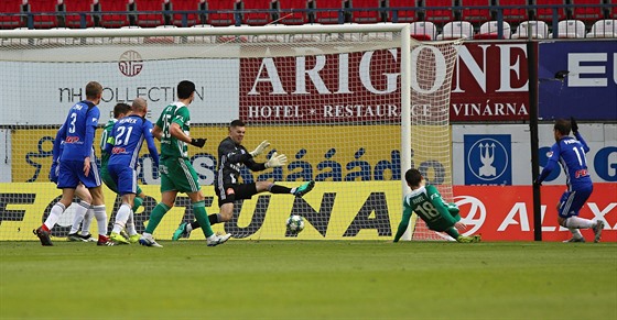 Milan Havel z Bohemians  (vpravo č. 18) dává v pádu gól, olomoucký  gólman Aleš...