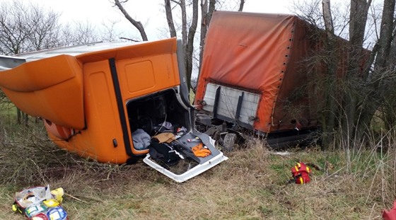 Nehoda kamionu v Horních Ředicích.