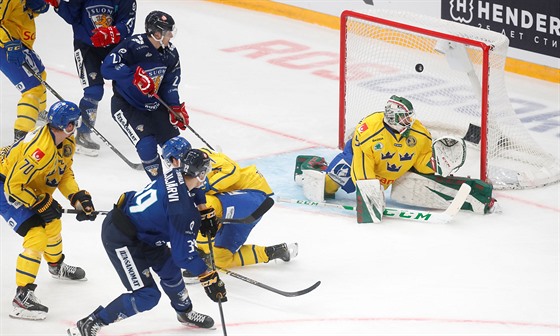 Finský hokejista  Jesse Puljujärvi střílí na turnaji Channel One Cup gól Švédům.