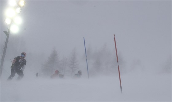 Bídné poasí na sjezdovce ve  Val d´Isere, závod Svtového poháru musel být...