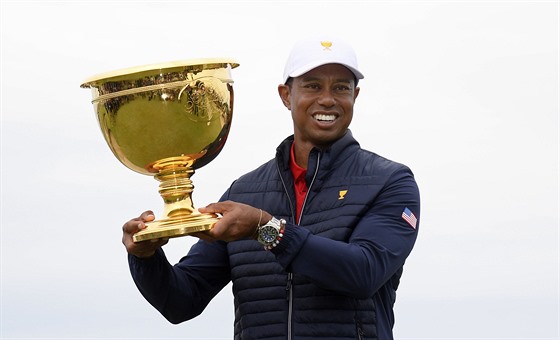 Tiger Woods s trofejí pro vítze Prezidentského poháru v Melbourne.