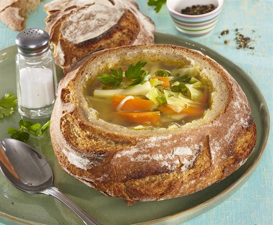 Zeleninová polévka v chlebu