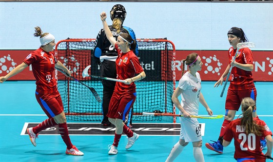 �eské florbalistky rozst�ílely Polsko a postoupily do semifinále.