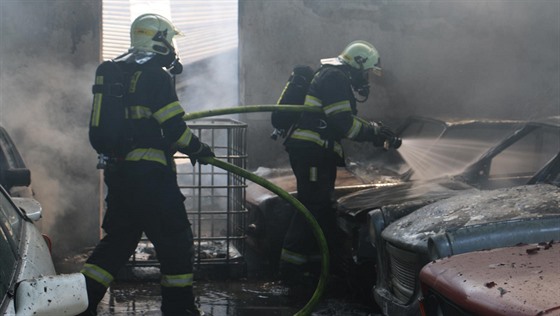 Devět jednotek hasičů likvidovalo požár skladovací haly v Hrdibořicích na...
