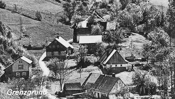 Historická pohlednice zachycující osadu Hraničná v Jeseníkách (německy Gränzgrund či Grenzgrund, která byla vydána po připojení Sudet k Německu.