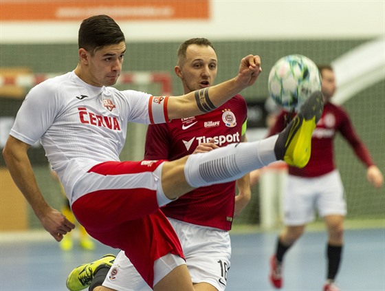 David erný (vlevo) z futsalových Teplic a Tomá Drahovský ze Sparty v...