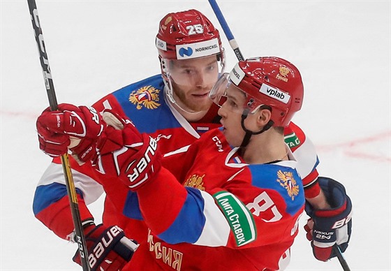Ruský hokejista Vadim Šipačov (v popředí) oslavuje trefu proti Švédsku.