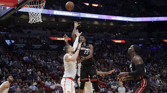 Jimmy Butler (22) z Miami pálí pes Alexe Lena z Atlanty.