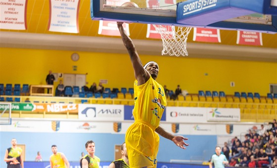 Javonte Douglas z Olomoucka pálí na ko Ústí nad Labem.