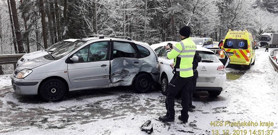 První letoní sníh pekvapil idie v Plzeském kraji. Nehoda tí vozidel se...