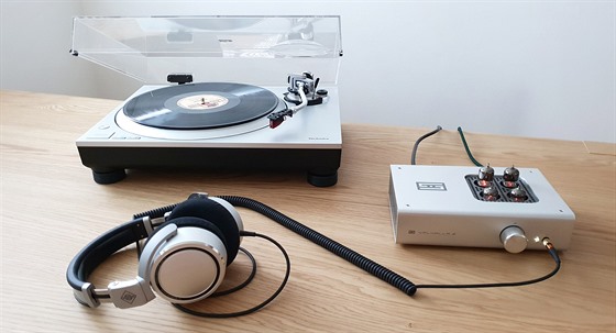 Skvělá kombinace: gramofon Technics SL-1500C, sluchátkový zesilovač Schiit Audio Valhalla 2 a sluchátka Neumann NDH20.