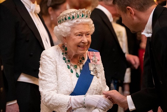 Královna Alžběta II. na recepci pro diplomaty v Buckinghamském paláci (Londýn,...