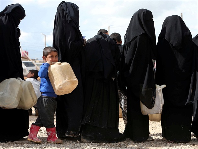 Do Francie se vrací ženy a děti z džihádistických táborů v Sýrii