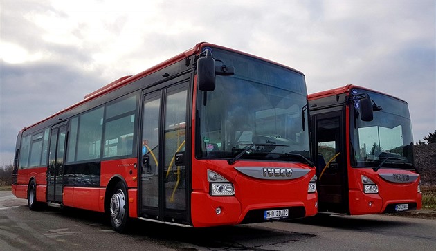 Nové autobusy árské mstské hromadné dopravy. Nízkopodlaní vozy mají...