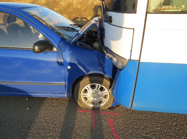 Osmaosmdesátiletý řidič narazil autem do autobusu, neměl zdravotní posudek