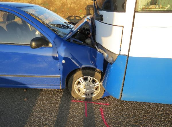 idi ve voze koda Fabia se eln srazil s linkovým autobusem u Vestar (10....