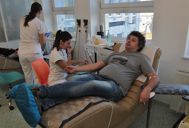 V krevním centru v Ostrav se stídá jeden dárce za druhým. (11. 12. 2019)