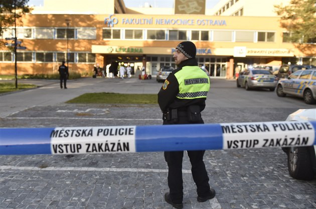 Policisté zasahují ped Fakultní nemocnicí Ostrava. (10. prosince 2019)