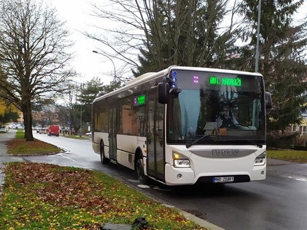 S novými autobusy u se ártí cestující v rámci zkuebního provozu obas...