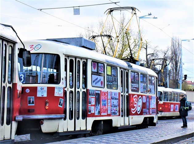 
Pozornost cestujících v Praze budí v tchto dnech Tramvajová linka Sametové revoluce s fotografiemi Václava Havla a plakáty s logem Obanského fóra. Má pipomenout letoní 30. výroí událostí z konce roku 1989. Tramvaj jezdí ve vední dny jako linka 23,