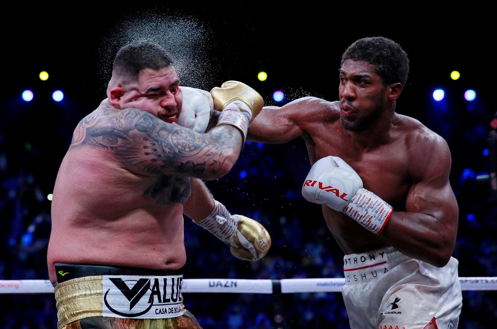 Boxer Joshua se zranil při tragické autonehodě. Dva spolujezdci nepřežili