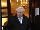 Premiér Boris Johnson vychází z volební místnosti pi britských parlamentních...