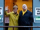 Skotská premiérka Nicola Sturgeonová spolu s manelem poté, co odhlasovala ve...