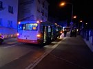 Nehoda autobusu s osobním autem v praské ulici Na Jezerce. (14. prosince 2019)