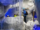 Zajímavostí Hintertuxu je celoron pístupná ledovcová jeskyn Natures Ice...