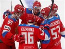 Ruští hokejisté oslavují gól v brance českého týmu. Trefil se Andrej Kuzmenko.