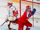 Ruský útočník Andrei Kuzmenko střílí gól brankáři Šimonu Hrubcovi v bráně...