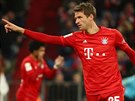 Thomas Müller z Bayernu Mnichov oslavuje svůj gól do sítě Brém.