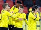 Fotbalisté Borussie Dortmund oslavují jeden z gólů proti Mohuči. Trefil se...