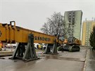 Unikátní demoliní bagr dorazil z Kladna do slovenského Preova (13. prosince...