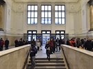 Lidé v hale na brněnském hlavním nádraží, kam se 15. prosince 2019 po půlnoci...