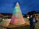 Parta stavebních dělníků ze severoněmeckého Oersdorfu vytvořila vánoční strom z...