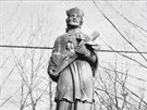 Na historickch snmcch je zachycena socha svatho Jana Nepomuckho, kter...