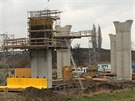 Stavebn firmy buduj dlnici D11 mezi Hradcem Krlov a Jarom