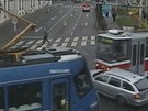 Pod�vejte se, jak tramvaje slisovaly auto v centru Brna