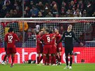 Fotbalisté Liverpoolu slaví vstelenou branku na hiti rakouského Salcburku v...