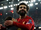 Mohamed Salah, útoník Liverpoolu, v náruí Alexe Oxlade-Chamberlaina po...