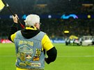 Jeden z vlajkono Dortmundu ped zápasem Ligy mistr mezi Borussií a Slavií.