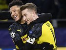 Jadon Sancho (vlevo) a Marco Reus (vpravo) slaví vedoucí gól Dortmundu v duelu...